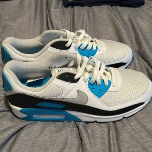 Like new nike air max sneakers